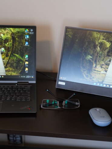 l15-with-laptop-desk